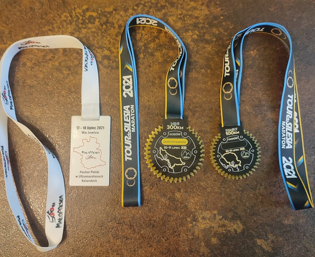 komplet medali maratonów 2021