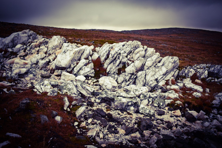 Kamienne głazy z daleka wyglądają jak góry śniegu